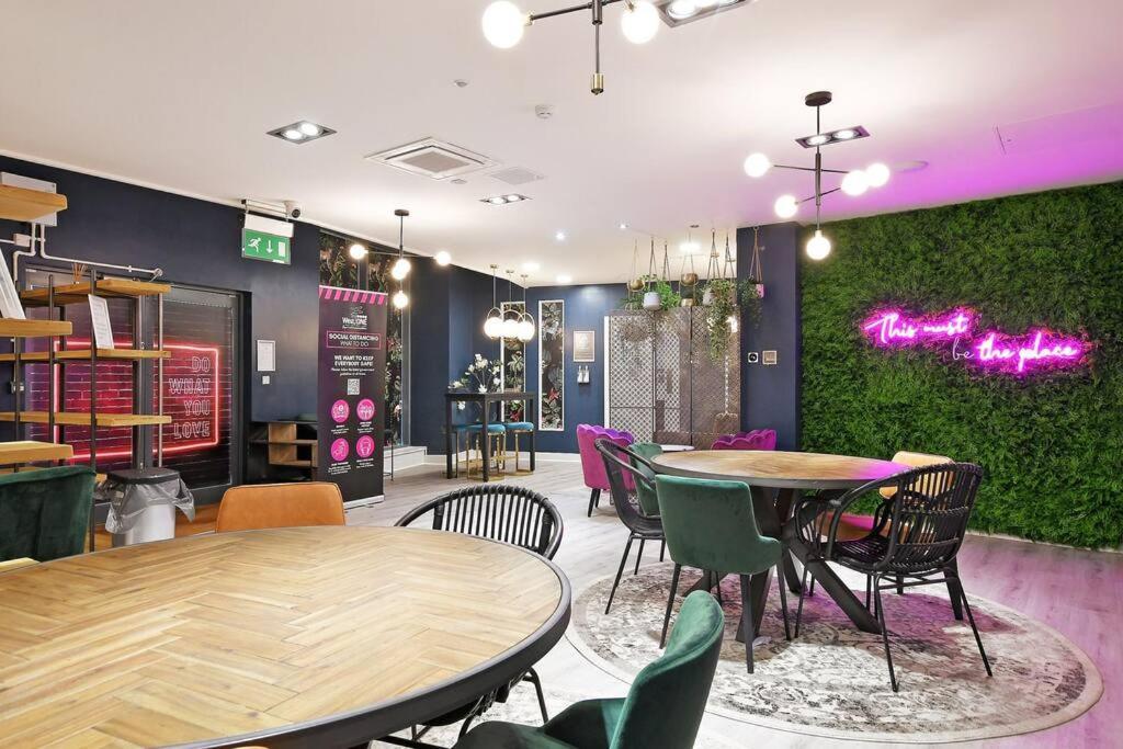 Perfectly Located City Centre Studio Apartment - West One With Free Wifi, Gym Access, Netflix Шефилд Екстериор снимка