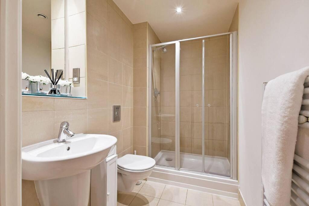 Perfectly Located City Centre Studio Apartment - West One With Free Wifi, Gym Access, Netflix Шефилд Екстериор снимка